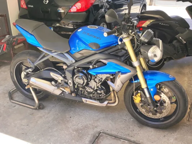 Vendo Triumph Street Triple 675 Impecável com 14.385km originais