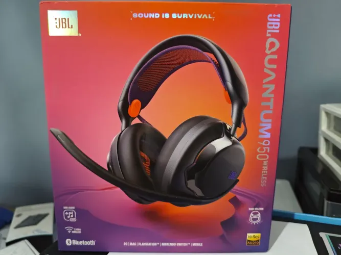 Headset Gamer Sem Fio JBL Quantum 950 Wireless, com Base Dock Station e Bateria Dupla Pc