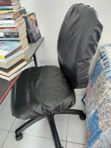 Cadeira Giratória de Escritório / Estudo c/ Capa (Preço de Desapego)