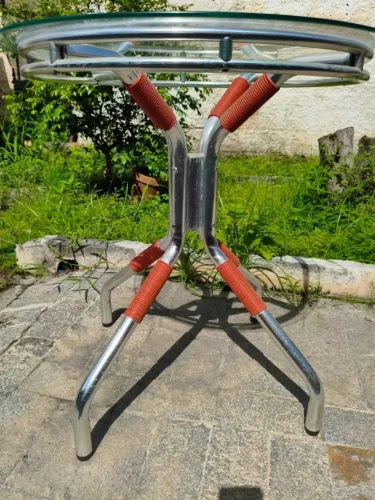  Mesa de vidro em alumínio polido com revestimento em fibra sintética. 