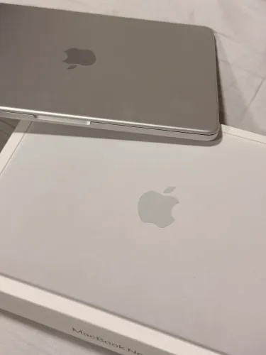 MACBOOK NEO 256g