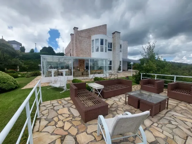 Casa - Condomínio Iporanga - Campos do Jordão - 5 Dormitórios - 600m².