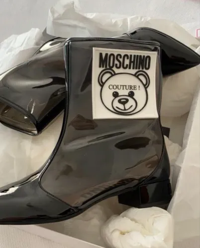 Bota Moschinno com pequeno defeito