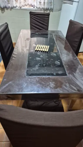 Mesa madeira com tampa de vidro.