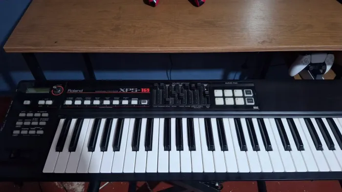 Roland xps10, com uma caixa da mondial