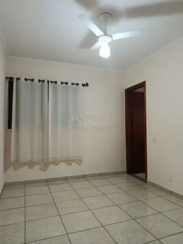 Apartamento localizado no Edifício Fabrícia com ventiladores e sacada