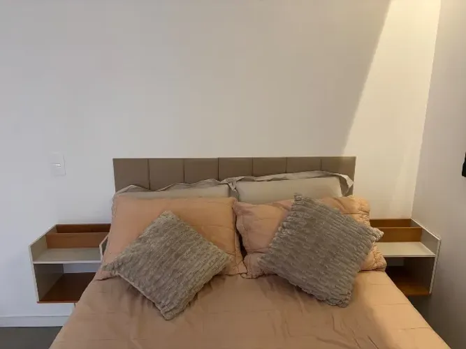 Criado mudo e cabeceira de cama