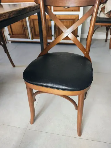 6 cadeiras de mesa de jantar de madeira com assento de couro preto. Estilo thonart