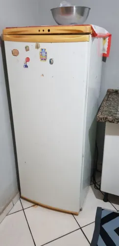 Vende-se geladeira estragada