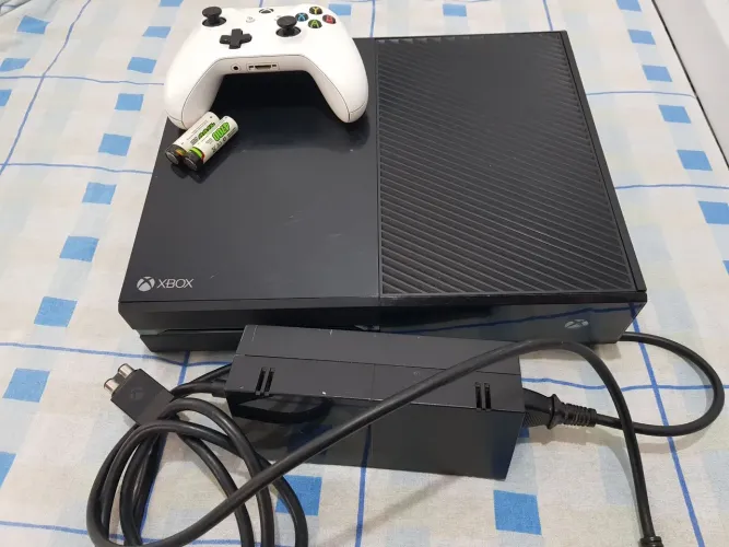Xbox one ótimo estado, um controle + 2 pilhas recarregáveis e vai fonte, tudo funcionando.