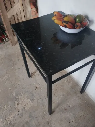 Mesa com pedra de mármore