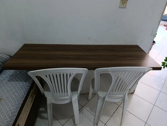 Mesa suspensa para estudos ou como mesa de jantar para casas pequenas. Incluso cadeiras!