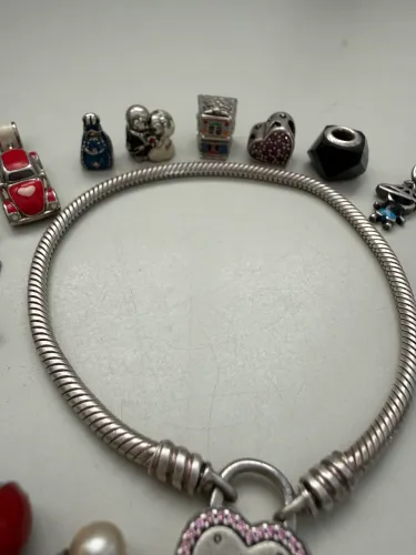 Pulseira PANDORA original com berloques VIVARA/ PANDORA.