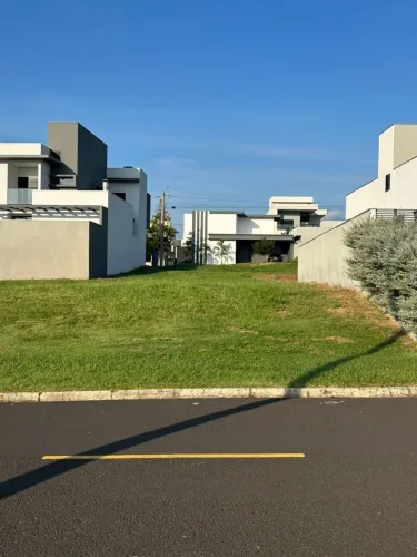 Terreno 303,93m² em Condomínio Verana | Pronto para Construir