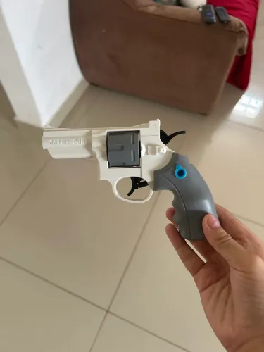 Revólver de água de plástico