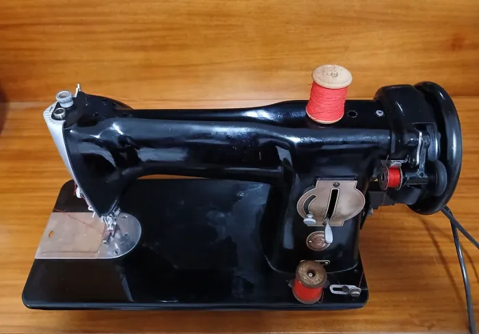 Maquina de costura Singer 15C elétrica.