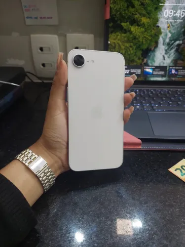 iPhone 16e