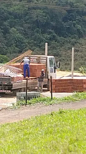 Precisa de pedreiro e meio oficial
