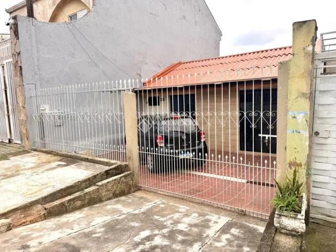 Casa térrea de frente para rua no bairro Cidade Industrial