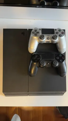 PS4 Slim + 2 controles