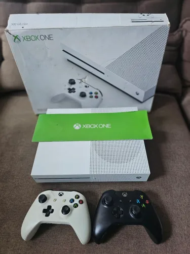 Xbox one S + 2 controles + caixa + GTA V