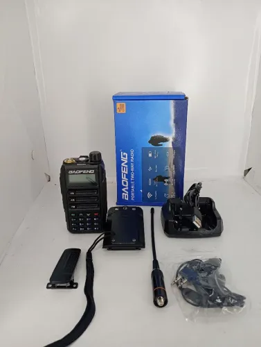 RÁDIO COMUNICADOR BAOFENG UV-16 APROVA D'ÁGUA, CARREGADOR TIPO C 