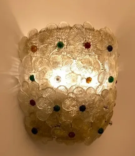 PAR DE ARANDELAS ITALIANAS EM MURANO COM FLORES, ATRIBUIDA A BAROVIER & TOSO.