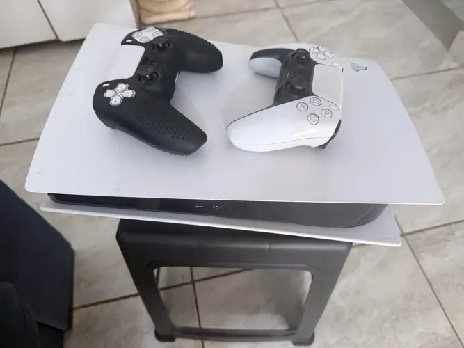 Play 5 mídia física 2 controles
