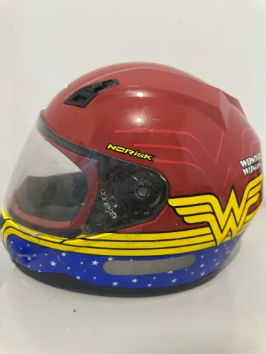 Capacete NoRisk Mulher Maravilha - tamanho 56