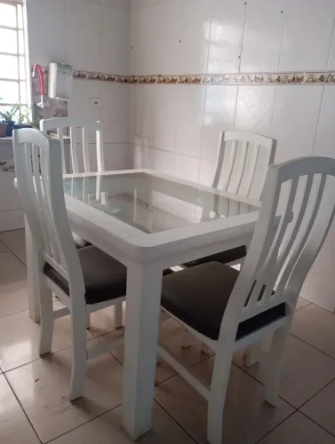Mesa madeira maciça com 4 cadeiras - LINDA! R$ 450,00