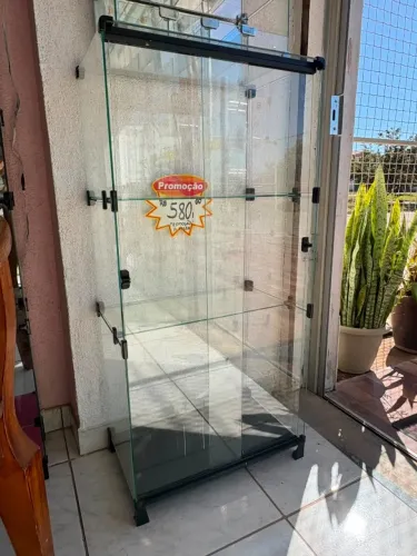 Prateleira de vidro com porta