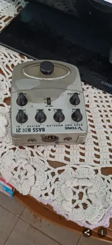 Vendo pre amp,  para contrabaixo. Contato: * 