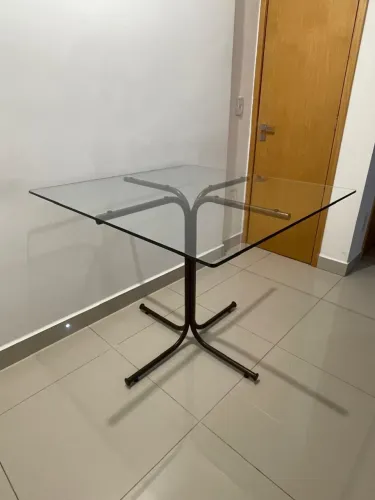 Mesa 4 Lugares - Tampo de Vidro 1x1m e pé de aço