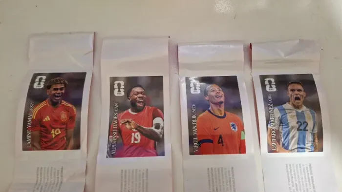 Figurinha Coca Cola Lamine Yamal + brindes (Alphonso Davies, Van Dijk, Lautaro Martínez)