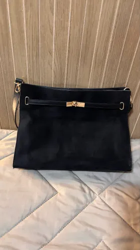 Bolsa de ombro preta efeito camurça Tomi Mito - feminina