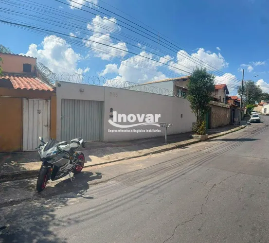 Casa ampla com 5 quartos, suíte, 3 vagas e quintal com árvores frutíferas no bairro Rio Br