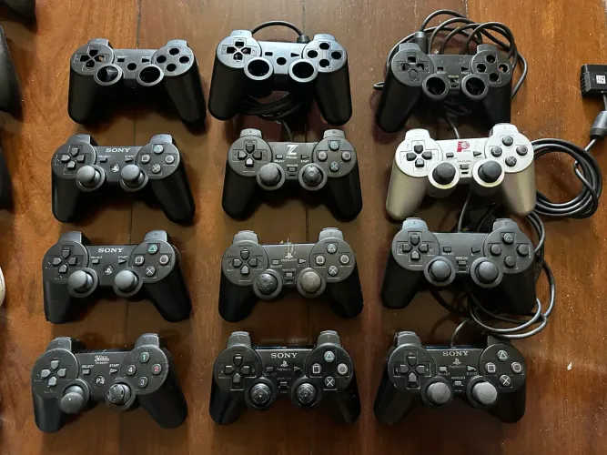 Lote de controles de PS3 e PS2