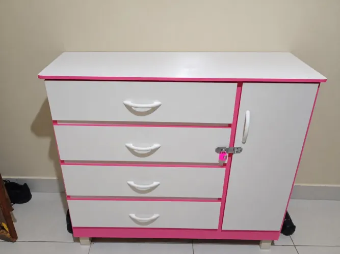 Cômoda 4 gavetas e 1 porta 