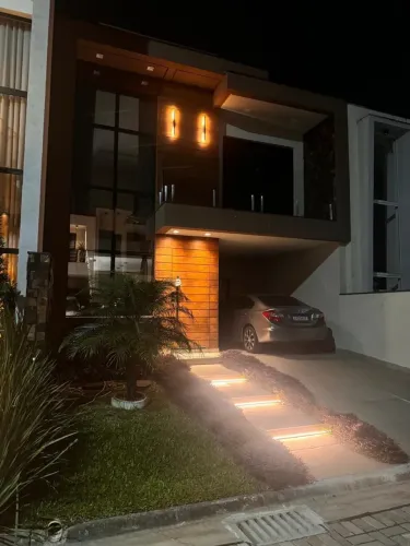 Alugo linda casa de alto padrão em condomínio fechado