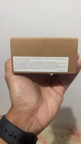 AIRPODS 4 Com cancelamento de ruído.