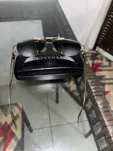 óculos de sol Versace VE2225 com armação dourada.
