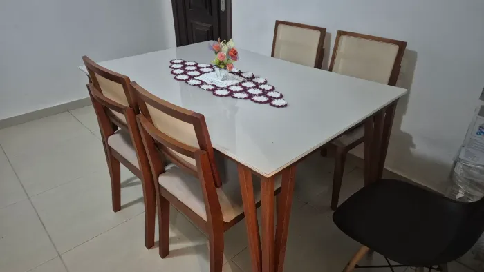 Mesa com 4 cadeiras, madeira maciça,  tampo vidro temperado. 