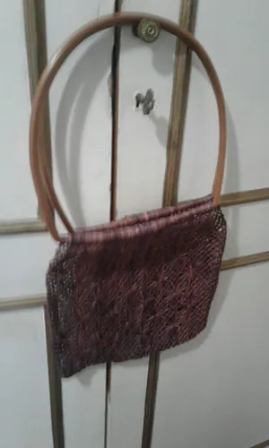 Bolsa de palha com alça de madeira