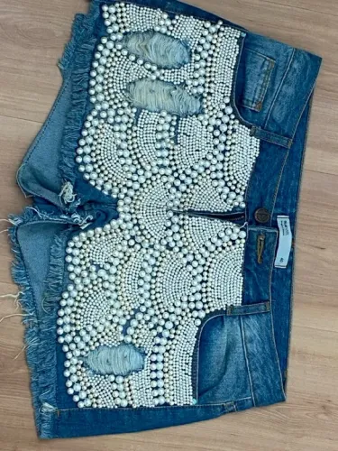 Shorts jeans com pérolas bordadas a mão 