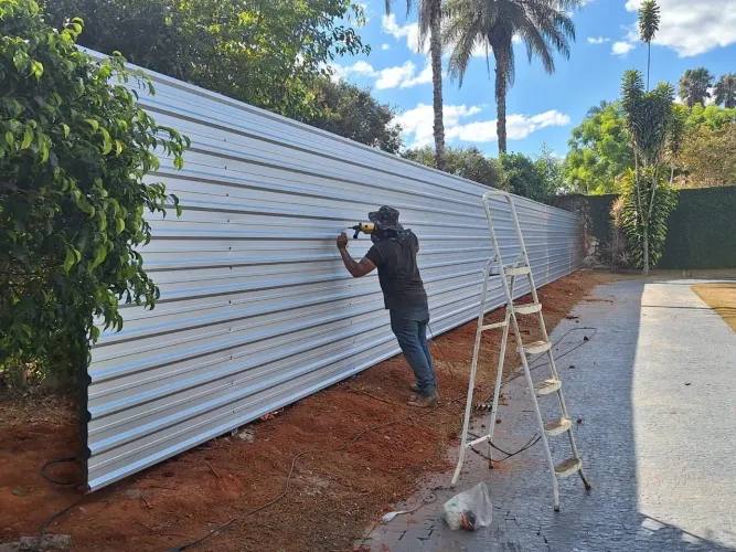 Tapume, muro de telhas entregamos instalado