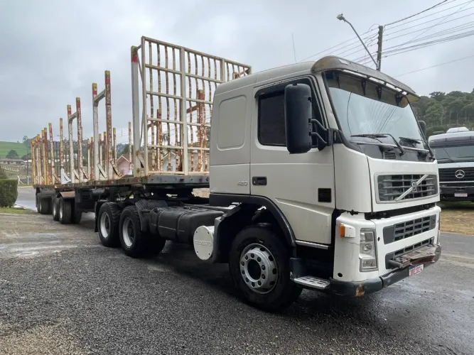 NO REPASSE 250.000 - Caminhão Volvo traçado 6x4 cubo redutor / com bitrem florestal