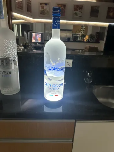 Luminária exclusiva! Peça única! Feita de uma Garrafa de Vodka de 4,5 Litros