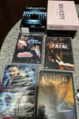 Coleção de DVDs de filmes e séries