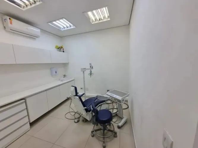 Clinica para locação, com recepção, cozinha, área de serviço 2 banheiros