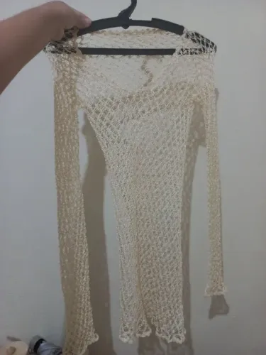 Peça de crochê manga longa cor beje 